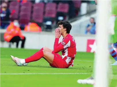  ?? EFE ?? Joao Félix se lamenta después de una ocasión fallada en el Camp Nou