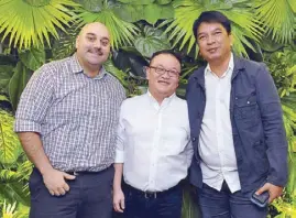  ??  ?? Popeyes Louisiana Kitchen Philippine­s COO Rami Chahwan, Kuya J COO Richard Li and Unido Inc.’s Gretz Rivera.