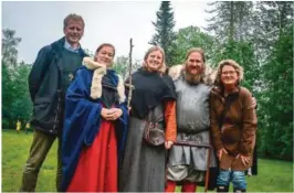  ??  ?? FLOTT SAMARBEID: – Vi er veldig glade for å ha Vikinglage­t og vikingmess­en her på Naes Jernverk, forteller Knut Aall (t.v.) som her står sammen med Astrid Merleseth, Rita Messel, Jan Helge Yannis Messel og Anne Killingmo.