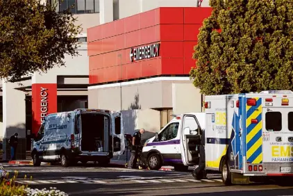  ?? Scott Strazzante/The Chronicle ?? In California, simple assault against ER workers carries a maximum punishment of a $1,000 fine and six months in jail. Simple assault against EMTs in the field carries double the penalties.