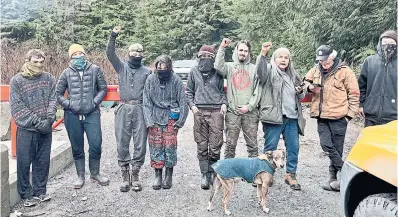  ?? KATHARINE LAKE BERZ ?? Rose “Grandma Losah” Henry, whose nephew is missing, is joined by searchers Saturday near the Fairy Creek watershed.