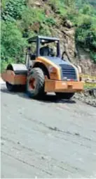  ??  ?? INTERVENCI­ÓN. Se repara la estructura del puente Bailey, sobre la quebrada El Destrozo.