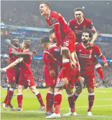  ??  ?? ► Los jugadores del Liverpool festejan el 1-1 parcial, de Mohamed Salah.