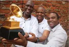  ?? PICTURE: ZANELE ZULU ?? Albert Mazibuko, a founder of Ladysmith Black Mambazo, Sbongiseni Shabalala and Thulani Shabalala with the group’s fifth Grammy Award.