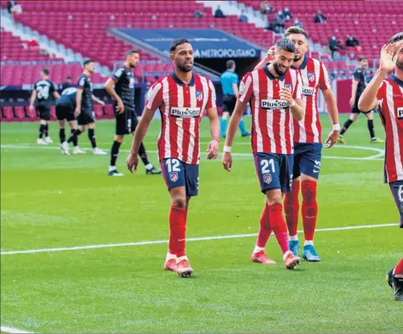  ??  ?? Marcos Llorente abraza a Correa tras el segundo gol del argentino. Koke, Carrasco, Herrera y Lodi se aproximan para felicitarl­e.