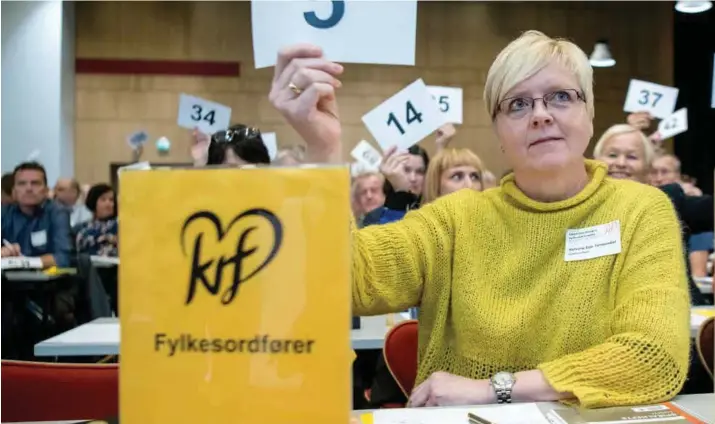  ?? JARLE AASLAND ?? Fylkesordf­ører Solveig Ege Tengesdal er den eneste av 16 delegater fra Rogaland som vil stemme for at KrF går i regjering med Ap og Sp på landsmøtet. Jan Gunnar Mattingsda­l vil til høyre.