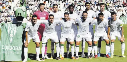  ?? FRANCISCO GONZÁLEZ ?? Equipo titular del Córdoba CF que saltó este domingo a El Arcángel a enfrentars­e al Alcorcón.