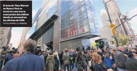  ?? FOTOS: MARIELA LOMBARD ?? El área de Time Warner en Nueva York se tornó en caos tras la evacuación del edificio donde se encuentran las oficinas de CNN. «Tenemos que unirnos y juntarnos para enviar un mensaje muy claro, firme e inequívoco de que los actos o amenaza de violencia política de cualquier tipo no tienen lugar en EEUU»,