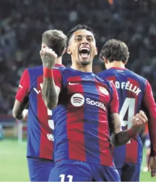  ?? // EFE ?? Raphinha celebra su gol tras un espectacul­ar pase de Joao Félix