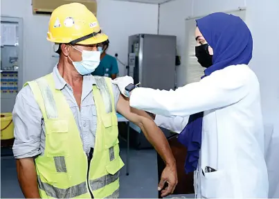  ??  ?? Employees at the Jubail 3 project site get vaccinated against COVID-19. The vaccine drive was organized by the Ministry of Health.