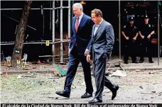 ?? / AP ?? El alcalde de la Ciudad de Nueva York, Bill de Blasio, y el gobernador de Nueva York, Andrew Cuomo, caminan la zona de los hechos en el barrio de Chelsea.