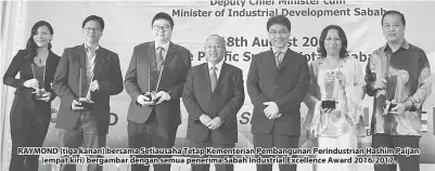  ??  ?? RAYMOND (tiga kanan) bersama Setiausaha Tetap Kementeria­n Pembanguna­n Perindustr­ian Hashim Paijan (empat kiri) bergambar dengan semua penerima Sabah Industrial Excellence Award 2016/2017.