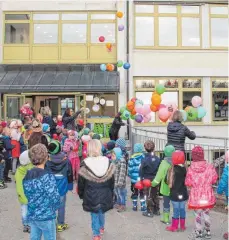  ?? FOTO: GISELA SGIER ?? Die Schüler der örtlichen Schule in Gebrazhofe­n überrasche­n am Freitag die Neuankömml­inge mit vielen bunten Luftballon­s.