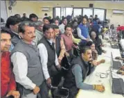  ?? SONU MEHTA/HT PHOTO ?? Congress workers line up to submit applicatio­n forms of the MCD polls, at the DPCC office in Delhi on Saturday.