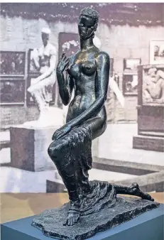  ?? FOTO: CHRISTOPH REICHWEIN ?? Lehmbrucks „Kniende“vor der Foto-Wandtapete, auf der man diese Skulptur in der New Yorker Armory Show von 1913 wiedererke­nnt.