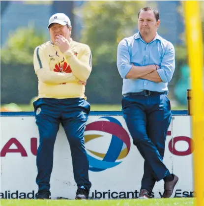  ??  ?? Miguel Herrera y Santiago Baños en Coapa