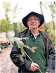  ?? RP-FOTO: JKN ?? Schreiner Roland Ehren zeigt den neuen „Waldmensch“.