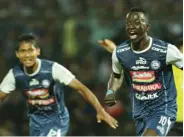  ?? DARMONO/RADAR MALANG ?? MANTAN: Gelandang Arema FC Makan Konate (kanan) adalah pemain Sriwijaya FC pada putaran pertama Liga 1 2018.