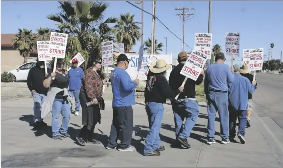  ?? IVP FILE PHOTO / MARCIE LANDEROS PHOTO ?? United Food and Commercial Workers Local 135 strike at the Speckels Sugars warehouse location on Thursday, March 9, in Imperial.