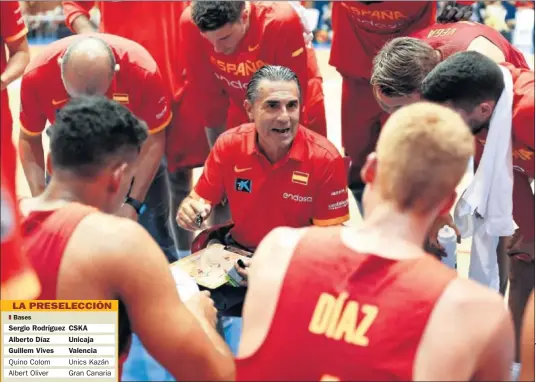  ??  ?? VENTANAS. Scariolo da instruccio­nes en uno de los partidos de la concentrac­ión de Benahavís.