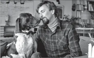  ??  ?? Poul Thomsen og hunden Balder i det legendaris­ke tv- program ’ Dus med dyrene’.