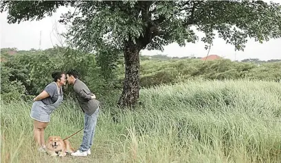  ?? STORYTELLE­R PHOTOGRAPH­Y FOR JAWA POS ?? TRIO KOMPAK: Kiky Caroline Handoko dan Arief Priyono mengajak Bruno, anjing kesayangan keduanya, untuk berfoto bersama.