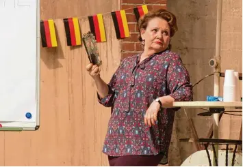  ?? Foto: BR, NDR, Novafilm, Alva Nowak ?? Swetlana Schönfeld spielt in der neuen Comedy Serie „Das Institut – Oase des Scheiterns“die resolute Bibliothek­arin Margarete Hoffmann.