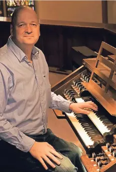  ?? FOTO: SCHRÖDER ?? Organist Jürgen Schröder und die Süchtelner Königin der Instrument­e, eine Orgel aus der Werkstatt Klais.