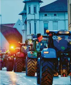  ?? Foto: Alexander Kaya ?? Hunderte Traktoren waren kürzlich zur Kundgebung des Bauernverb­andes nach Günzburg gekommen. Die Proteste gegen die Sparpläne der Ampelregie­rung in Berlin waren natürlich ein ganz großes Thema in Oberwiesen­bach.