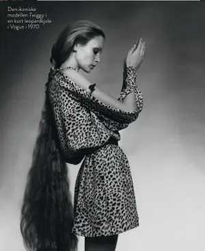  ??  ?? Den ikoniske modellen Twiggy i en kort leopardkjo­le i Vogue i 1970.