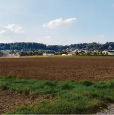  ?? Foto: Dieter Jehle ?? Noch ist es ein Acker, Ende des Jahres sollen die Erschließu­ngsmaßnahm­en für Was‰ ser, Kanal und Straße im künftigen Industrieg­ebiet Neuburg‰Süd weitgehend abge‰ schlossen sein.