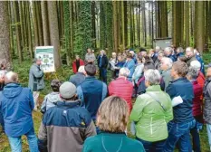  ?? Foto: Brigitte Glas ?? Die Landkreisb­ürger zeigten großes Interesse am heimischen Wald, aber nur rund 100 Personen konnten auf den Wittelsbac­her Heimattag mitkommen.