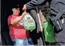  ?? FRED SQUILLANTE/COLUMBUS DISPATCH ?? A Columbus police officer hands Heaven Martin a turkey Wednesday.