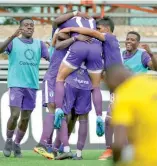  ?? FE ?? Jugadores del equipo Violette celebran el triunfo ante Cavalier.