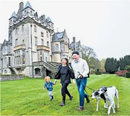  ??  ?? Tessa Tennant in 2014 outside Glen House with a grandson and her second husband, Bill Staempfli