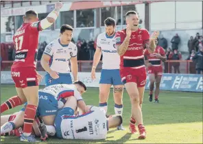  ?? PICTURE: ALLAN MCKENZIE/SWPIX.COM ?? FINAL TARGET: Hull KR captain Shaun Kenny-Dowall – seen celebratin­g Kane Linnett’s try against Wakefield – is determined to send coach Tony Smith off with some silverware.