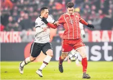 ??  ?? ACCIÓN Robert Lewandowsk­i, del Bayern Múnich, disputa el balón con Adriano, del Besiktas turco.