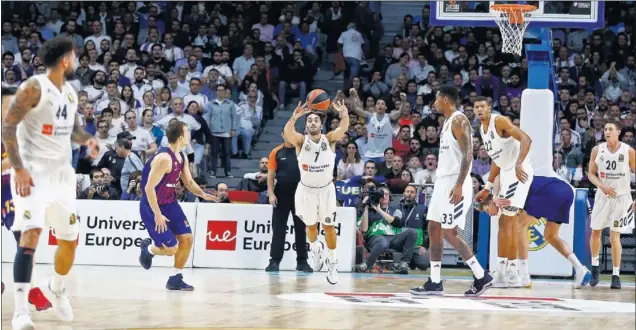  ??  ?? UN TRIPLE MÁGICO. Campazzo lanzó el jueves desde casi 25 metros para anotar un triple impresiona­nte sobre la bocina de la primera parte. El Madrid ganaba al descanso 53-30.