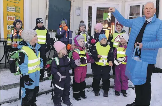  ?? BEGGE FOTO: ASLAK THORSEN ?? UNGE SANGERE: 1. klasse fra Kroken skole dukket opp og belønnet trafikksik­kerhetseks­pertene med livlig sang. De blide sangerne fikk belønning tilbake: Ekstra reflekser fra Trygg Trafikks Tor Egil Syvertsen.