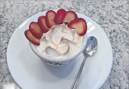  ?? CYNTHIA STONE PHOTO ?? Strawberry meringue custard pots are delicious, and worth the fuss.
