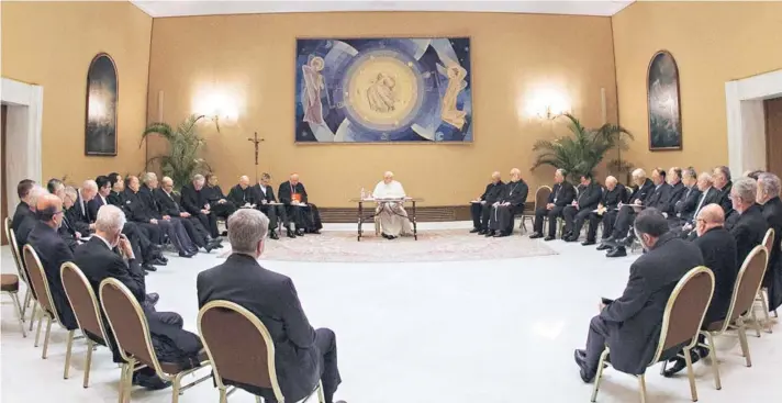  ??  ?? ► El primer encuentro del Papa con los obispos, en el cual Francisco les entregó el documento de 10 páginas sobre el estado de la Iglesia chilena.