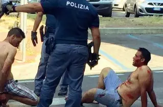  ??  ?? L’arresto dei due immigrati davanti alla stazione di Viareggio (foto da Tgregione.it)