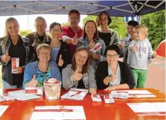  ?? Foto: Lehenberge­r ?? Rosmarie Pflügel und Cornelia Eberhard (vorne Erste und Zweite von links) freuen sich mit dem restlichen Datenaufna­hmeteam über 144 Typisierun­gen beim Kinder fest in Syrgenstei­n.