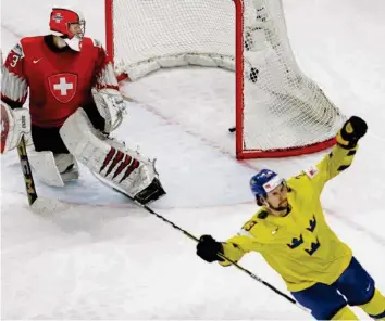  ?? AP ?? Schweden geht zum ersten Mal in Führung und dabei bleibts: Filip Forsberg jubelt nach seinem Penalty.