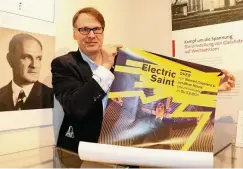  ?? FOTO: CHRISTIANE WEBER ?? Was die Ausstellun­g im Stadtmuseu­m mit der DNT-Inszenieru­ng „Electric Saint“verbindet, erläutert Kurator Sylk Schneider.