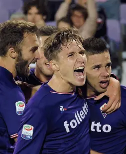  ??  ?? Federico Chiesa abbraccia Simeone dopo un gol Sotto, Lorenzo Insigne Il fantasista del Napoli ha problemi agli adduttori e quasi certamente non giocherà