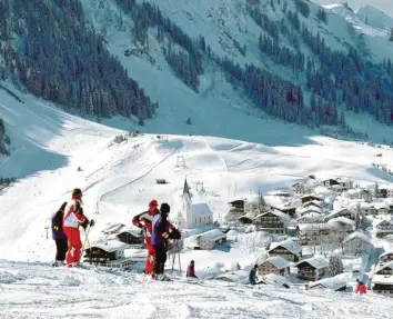  ?? Foto: Tiroler Zugspitz Arena, dpa ?? So schön kann es aussehen, wenn man auf Skiern steht und auf das Örtchen Berwang in Tirol hinunterbl­ickt. Wer am Sonntag hier beim Skifahren war, hatte einen anderen Eindruck. Eine Lawine ging ab.