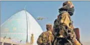  ?? AFP ?? Taliban fighters stand guard as Muslim devotees prepare to offer Eid al-Fitr prayers, at Eidgah in Kandahar.