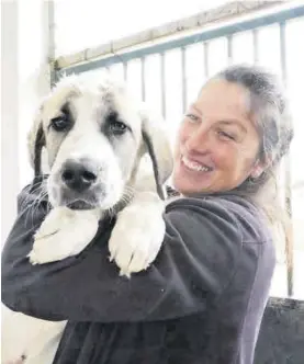  ?? ?? Laura Varaldi, gestora del refugio municipal, posa con el animal.