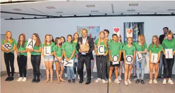  ?? FOTO: BLANKENHOR­N ?? Das Motto „Really cool!“ziert das Logo der Realschule Bopfingen. Und mit diesem Motto wurde Rektor Stephan Vollmer verabschie­det.